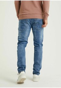 CHASIN' CROWN CLARK - Džíny Straight Fit - light blue