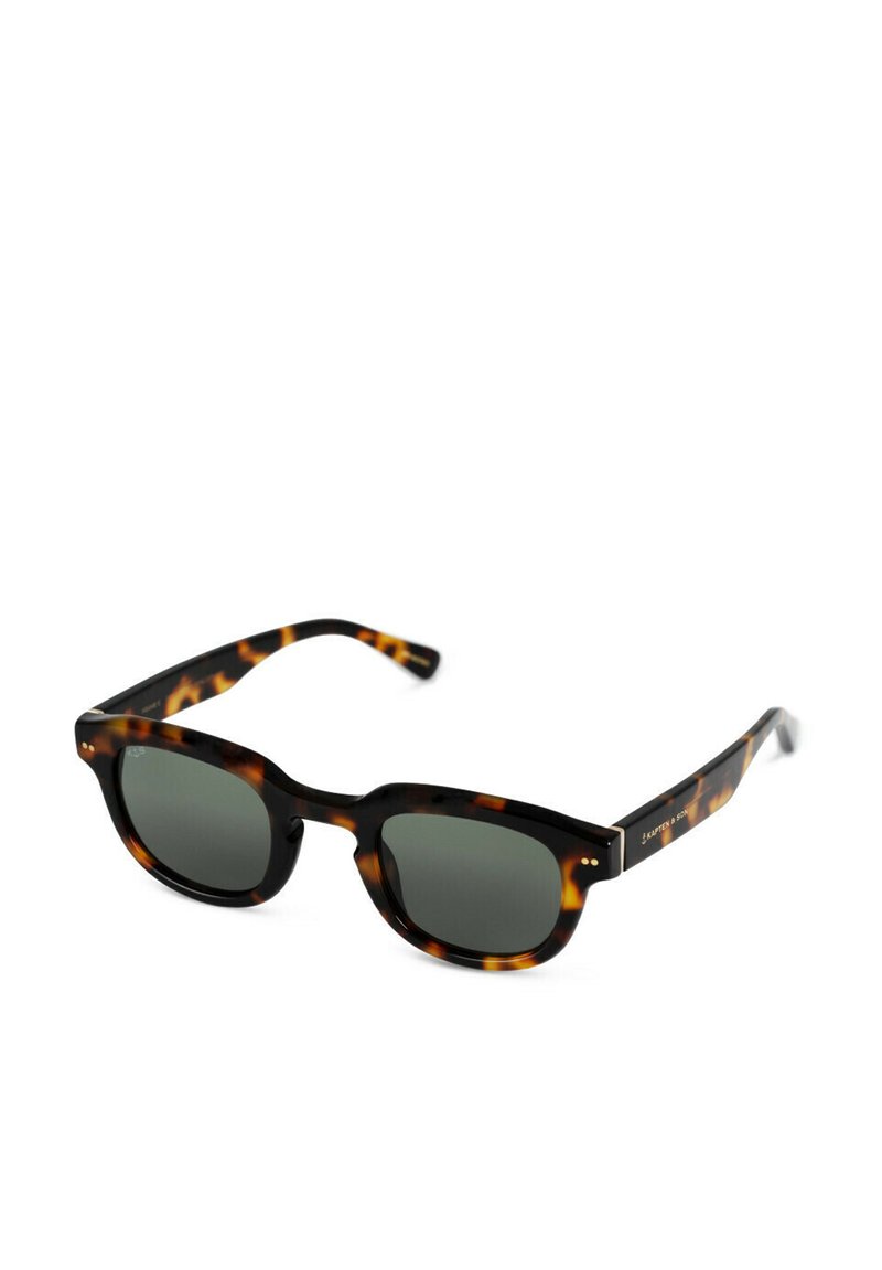 Occhiali da sole tartarugati con lenti grigie. Forma quadrata, montatura spessa con motivo nero e marrone. Presenta un logo sottile sulla tempia.