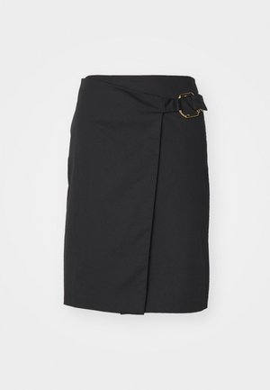 Falda negra envolvente con detalle de hebilla lateral, hecha de una tela suave, con dobladillo recto y un diseño minimalista sin patrones.