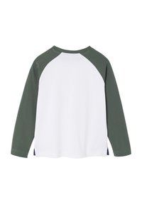 Langärmliges Shirt mit einem weißen Körper und grünen Raglanärmeln, Rundhalsausschnitt und seitlichen Schlitzen. Der Stoff ist ein weicher, glatter Baumwollmix.