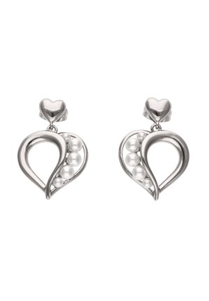 Cercei argintii în formă de inimă, cu un design curbat deschis, fiecare având cinci perle albe mici și o tija în formă de inimă argintie.