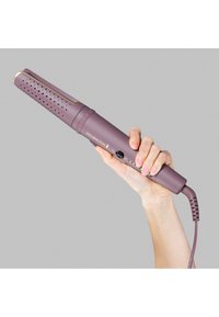 Remington krølltang i dempet lilla med gullacenter, avlang form, perforert bøyle, strømknapp og fleksibel strømkabel.