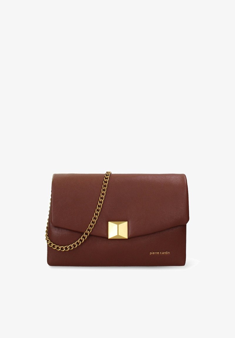 Bruine leren clutch met een kettingriem in goudkleur, voorzien van een geometrische sluiting en een reliëflogo, met een gladde textuur en een gestructureerd ontwerp.