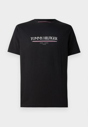 Svart bomull T-skjorte med en hvit og fargerik "TOMMY HILFIGER" logo med "NEW YORK" og "1985" i mindre tekst nedenfor. Korte ermer, rund hals.