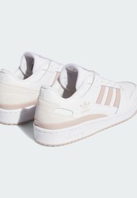 adidas Originals FORUM LOW CLASSIC - Tenisice - cloud white taupe cloud white