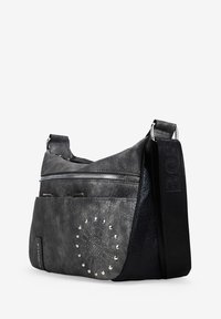 Bolso de hombro de imitación de cuero gris con diseño floral en relieve y tachuelas plateadas, que cuenta con un bolsillo con cremallera y una correa ajustable.