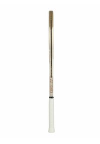 Yonex tennisracket met een slank, verlengd frame in zilver en wit. Gerectificeerde witte grip en donkere accenten op het handvat.