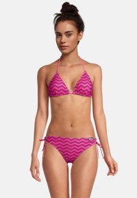 Bikini rose avec un motif en chevron, comprenant un haut triangulaire et un bas à nouer sur le côté. Texture lisse avec des bretelles fines et une couverture minimale.
