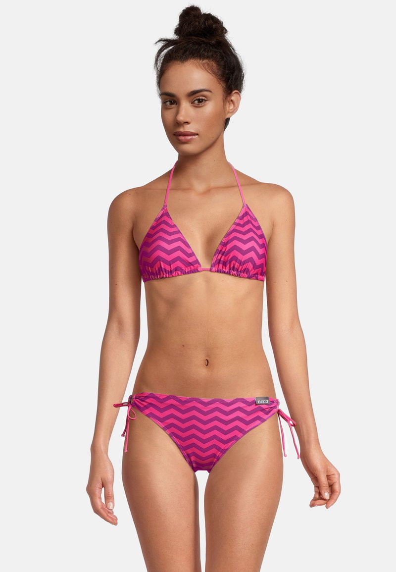 Bikini rose avec un motif en chevron, comprenant un haut triangulaire et un bas à nouer sur le côté. Texture lisse avec des bretelles fines et une couverture minimale.