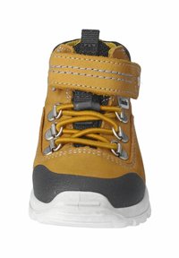 Zapato de cuero amarillo con detalles en gris, con ojales de metal, cordones negros y una correa de Velcro. Suela de goma texturizada para mayor agarre.
