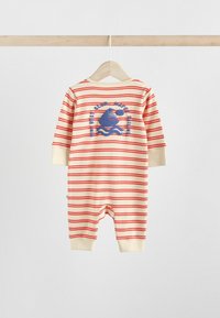 Combinaison rayée en crème et rouge avec des manches longues, ornée d'un design de voilier brodé bleu et de vagues. Fabriquée en tissu coton doux.