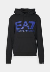 Felpa nera con cappuccio e tasca anteriore; presenta i loghi ricamati blu "EA7" e "EMPORIO ARMANI"; realizzata in morbido cotone.