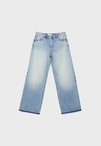Jean en denim bleu à jambes larges avec panneaux avant délavés, cinq poches, fermeture par boutons et passants de ceinture, posé à plat sur un fond clair.