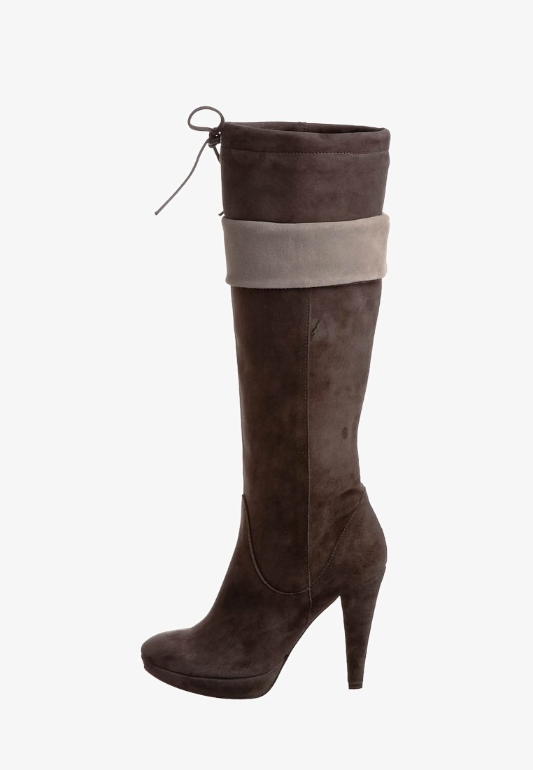 Bota alta de ante marrón hasta la rodilla con un puño plegable en gris claro, forma tapered y un alto tacón de aguja. Presenta un cordón en la parte superior.