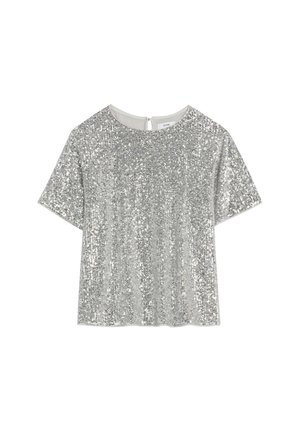 Srebrny top z krótkim rękawem pokryty cekinami, z okrągłym dekoltem i dyskretnym zamkiem błyskawicznym z tyłu. Gładka tekstura z odblaskowymi detalami.