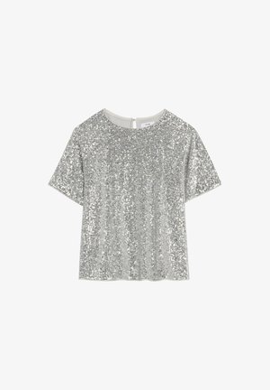 Srebrny top z krótkim rękawem pokryty cekinami, z okrągłym dekoltem i dyskretnym zamkiem błyskawicznym z tyłu. Gładka tekstura z odblaskowymi detalami.