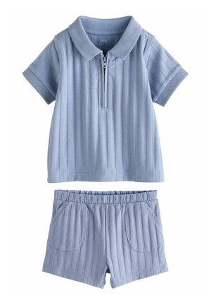 Tenue deux pièces bleu clair comprenant un polo côtelé avec col zippé et un short assorti avec taille élastique et poches.