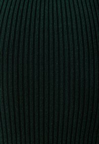 Unselected, emerald