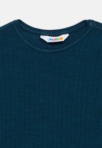 Tmavomodro-zelena dlhá blúzka s textúrovaným rebrovaným vzorom, s okrúhlym výstrihom a zapínaním na gombík na ramene.