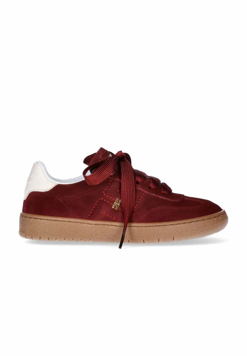 Sneakers in suede rosso con tallone in pelle bianca, suola in gomma marrone e lacci tonalità. Presentano dettagli trapuntati e un accento con logo dorato.