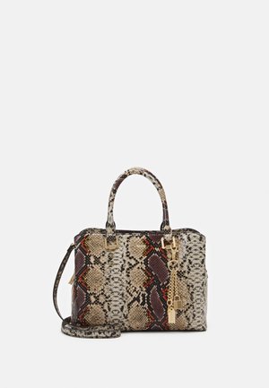 Torebka w beżowy, brązowy i czarny wzór skóry węża, z podwójnymi uchwytami, odpinanym paskiem na ramię i złotym łańcuszkiem z zawieszką w kształcie kłódki.