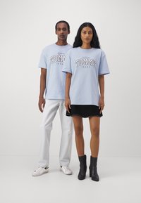 Tommy Jeans VARSITY TEE UNISEX - Camiseta estampada - breezy blue