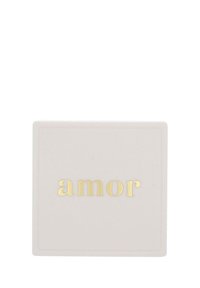 Kvadratisk ljusrosa låda med en slät yta, försedd med ordet "amor" i guld, präglad text på framsidan.