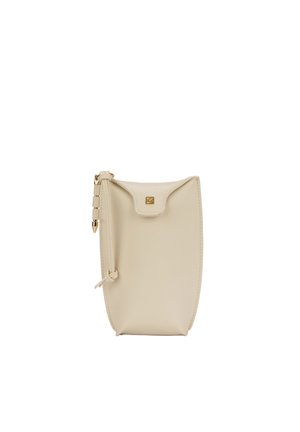 Beige leren polstasje met klep sluiting en goudkleurige hardware details op de voorkant en riem, ontworpen om kleine items mee te dragen.