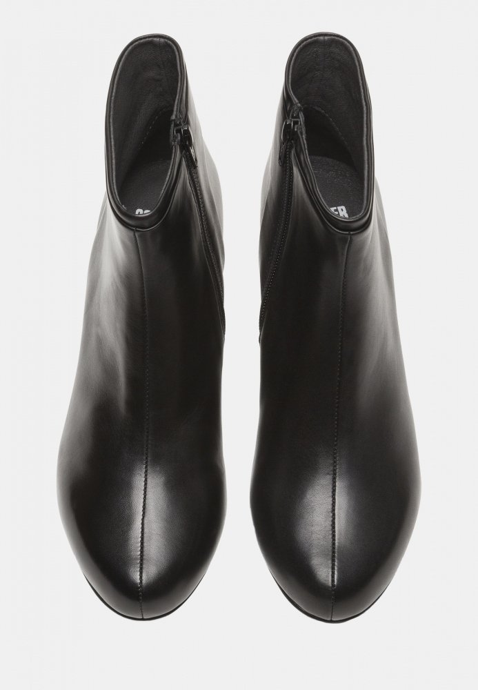 Stivaletti neri in pelle con una finitura liscia, punta affusolata e zip laterale. Il design presenta linee eleganti e una silhouette strutturata.