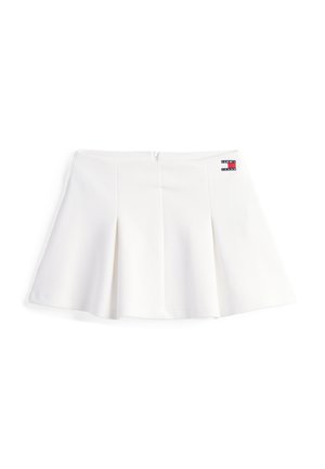 Balta plisēta mini svārku ar gludu tekstūru un sānu rāvējslēdzēju. Satur nelielu logotipa traipu sarkanā, baltā un zilā krāsā uz jostas.