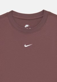 Μπορντό T-shirt Nike με στρογγυλή λαιμόκοψη, μαλακό ύφασμα και μικρό λευκό λογότυπο στο αριστερό στήθος. Διαθέτει ενισχυμένα ραφές για αυξημένη αντοχή.