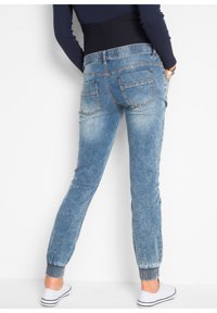 bonprix UMSTANDS JOGGER-STIL MIT BINDEBAND - Jean slim - blau