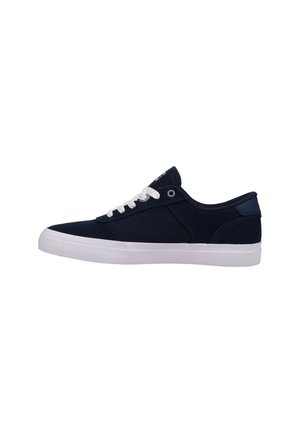 Námořnické modré plátěné tenisky s bílou gumovou podrážkou, kulatou špičkou a bílými tkaničkami. Mají hladkou texturu a minimalistický design.