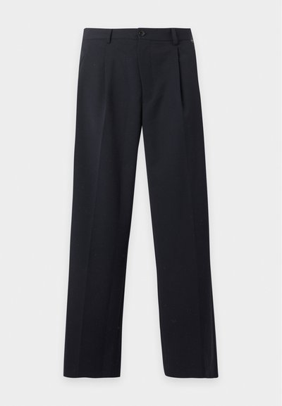 Pantalon formel noir avec jambes droites, plis sur le devant, passants de ceinture et fermeture par bouton à la taille sur fond blanc.