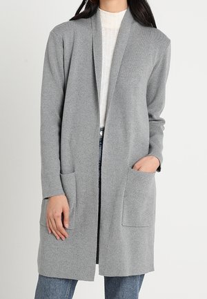 Grå åben-front cardigan lavet af blødt stof, med to frontlommer og en afslappet pasform. Lange ærmer og længde til midten af låret.