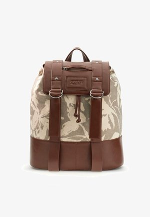 Rucksack mit beigem Blumenmusterstoff, braunen Lederriemen und -boden, vorderer Reißverschlusstasche und "Guess"-Logo-Patch.