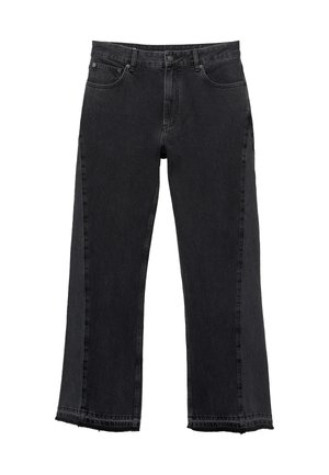 Jean droit en denim noir avec un ourlet brut, comportant des poches avant, une fermeture à bouton et une texture de poids moyen.
