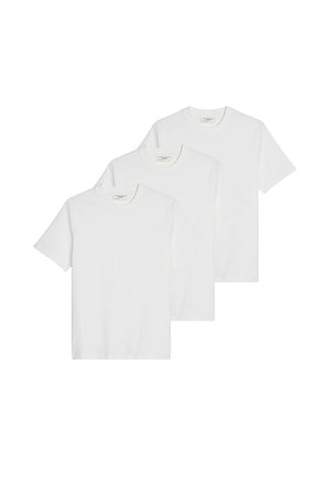 Tre semplici t-shirt bianche a maniche corte con collo rotondo impilate diagonalmente su uno sfondo bianco.