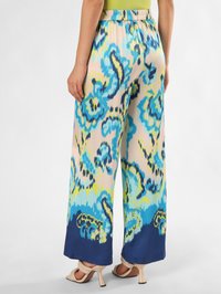 Wijdvallende broeken van een lichtgewicht stof met een helder blauw, groen en geel abstract patroon, voorzien van een elastische taille en een marineblauwe zoom.