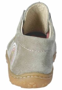 Szare zamszowe buty na niskim obcasie, z teksturowanym wnętrzem i kolorową haftowaną aplikacją po boku, z gumową podeszwą.