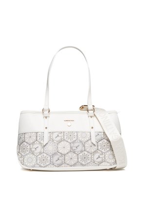 Weiße und beige Handtasche mit hexagonalem Muster und Logos auf dem Stoff, doppelten Griffen und einem verstellbaren Riemen mit geprägtem Markennamen.
