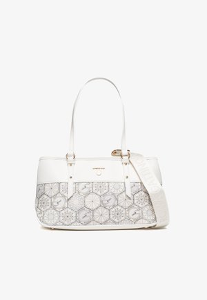 Weiße und beige Handtasche mit hexagonalem Muster und Logos auf dem Stoff, doppelten Griffen und einem verstellbaren Riemen mit geprägtem Markennamen.
