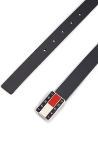 Μαύρη δερμάτινη ζώνη με ορθογώνια ασημένια αγκράφα που εμφανίζει το «TOMMY JEANS» σε λευκά γράμματα, με κόκκινες και λευκές χρωματικές επιφάνειες.