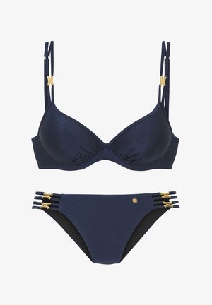 Bikini set u mornarsko plavoj boji s sjajnom teksturom, podesivim trakama s zlatnim detaljima i gaćicama s tri bočne trakice ukrašene zlatom.