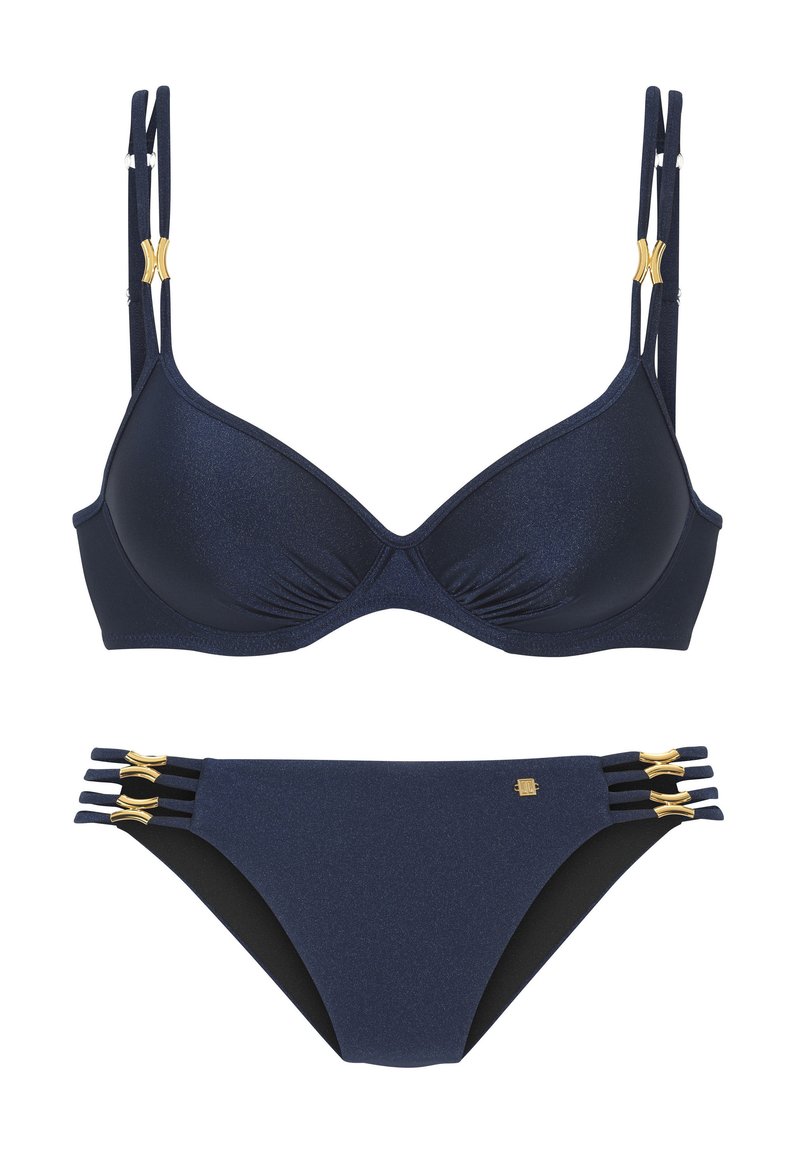 Tamsiai mėlynas bikinis, pasižymintis blizgiu tekstūru, reguliuojamomis petnešomis su auksinėmis akcentais ir apačia su trimis šoninėmis petnešomis, išdėstytomis auksu.
