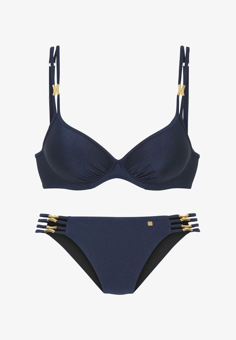 Tumši zils bikini komplekts ar mirdzošu tekstūru, regulējamām siksnām ar zelta akcentiem un biksītēm ar trim sānu siksnām, kas izceļas ar zeltu.