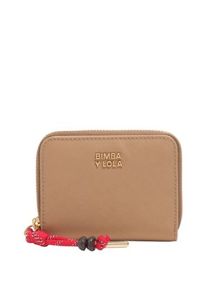 Cartera de cremallera de color bronce con el logo dorado "BIMBA Y LOLA" y un cordón rojo con cuentas negras sobre un fondo blanco.