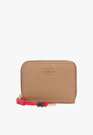 Béžová peňaženka so zipsom so zlatým logom „BIMBA Y LOLA“ a červeným ťahákom na šnúrke s čiernymi korálkami na bielom pozadí.