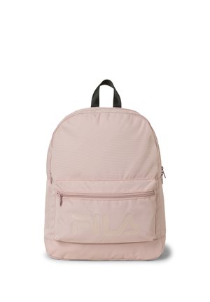 Mochila rosa claro con bolsillo delantero con cremallera y logo FILA en relieve, asa negra y cremallera principal en la parte superior.