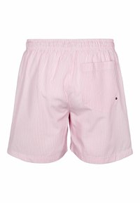 Lys rosa shorts med hvite vertikale striper; elastisk liv; ett baklomme; laget av bomullstekstil med en myk tekstur.